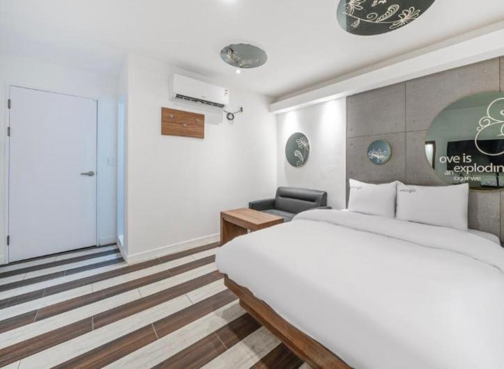 Ou Hotel Тегу Екстериор снимка